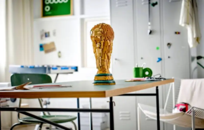 Trophée Coupe du monde LEGO : réplique 2842 pièces avec compartiment secret