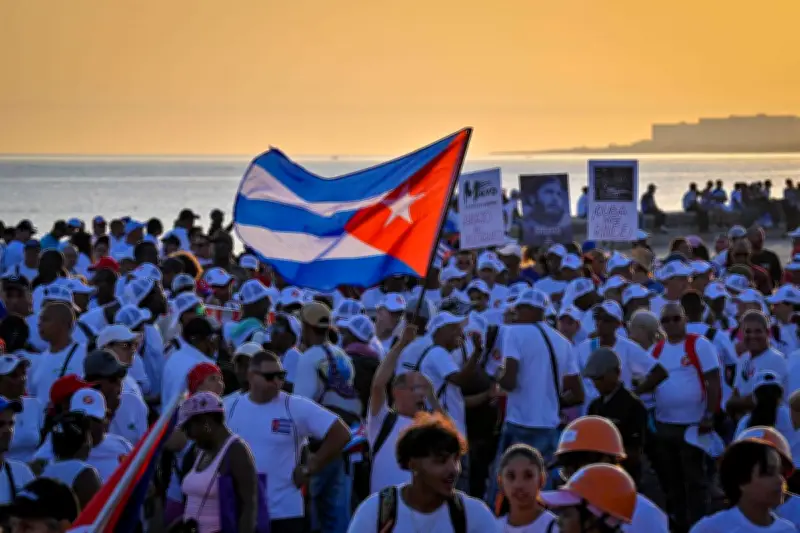 Trump durcit les sanctions contre Cuba, défilé massif à La Havane