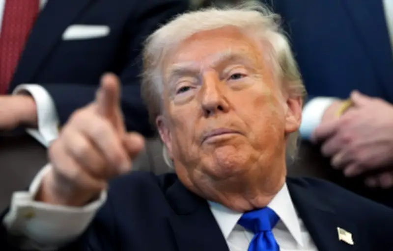 Trump menace l'UE de droits de douane de 25% sur les véhicules
