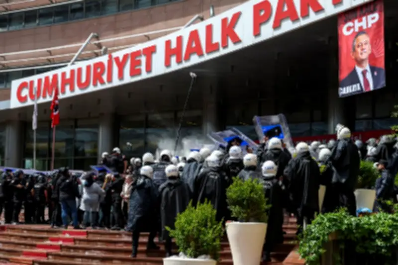 Turquie : assaut policier contre le siège de l'opposition après la destitution