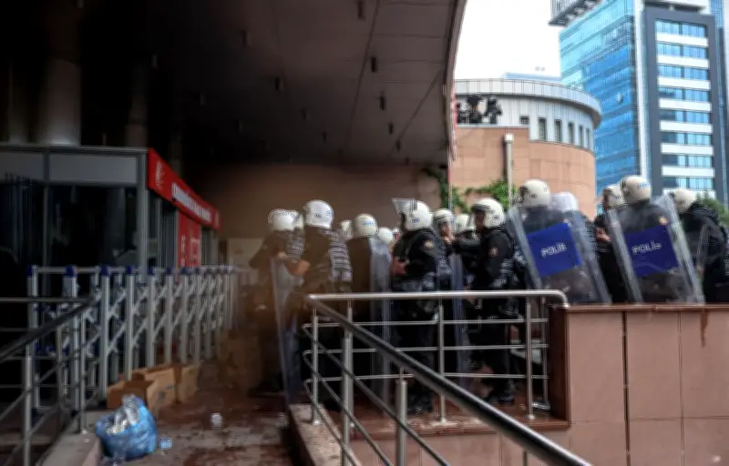 Turquie : la police déloge l'opposition au siège du CHP à Ankara