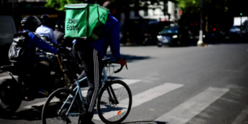 UberEats et Deliveroo mis en demeure par la CFDT pour management opaque et suspensions abusives