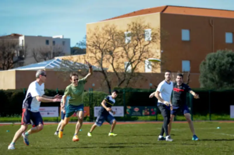 Ultimate frisbee : un sport collectif et ludique à découvrir dans le Var