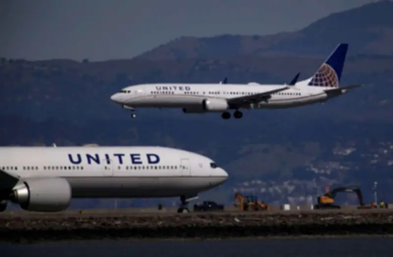 Un Boeing 767 heurte un camion et un lampadaire à Newark, aucun blessé grave