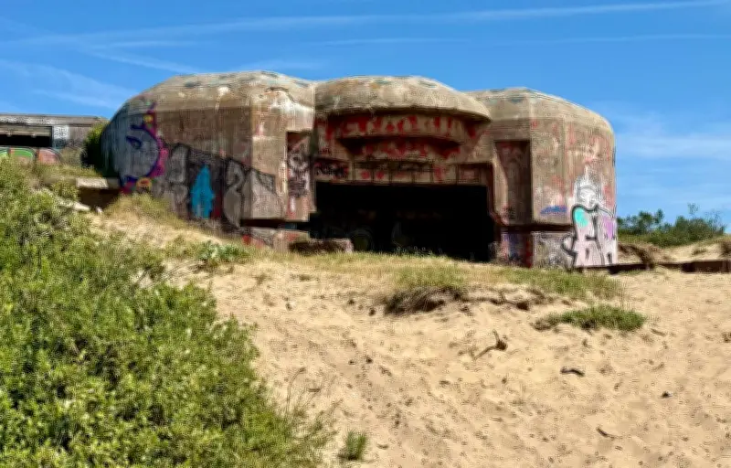 Un bunker du mur de l'Atlantique s'effondre sur la plage du Cap Ferret