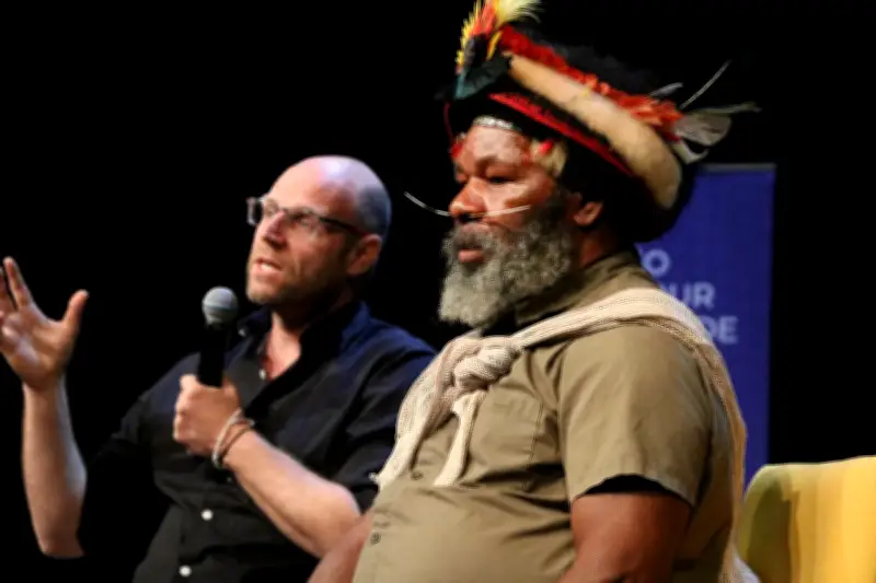 Un chef papou échange avec des élèves sur les différences culturelles