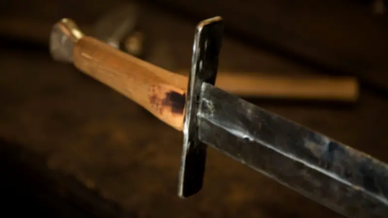 Un écolier de 6 ans découvre une épée vieille de 1 300 ans en Norvège