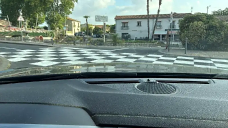 Un damier blanc pour sécuriser un carrefour à Villeneuve-lès-Béziers