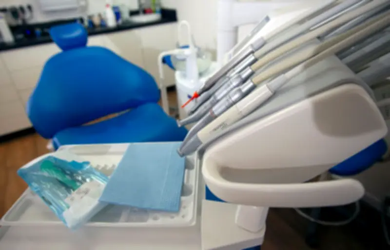 Un dentiste marseillais jugé pour une escroquerie de 2,6 millions d'euros à la Sécu