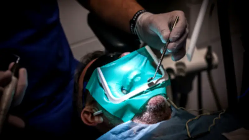 Un ex-dentiste condamné à six ans de prison pour mutilations dentaires