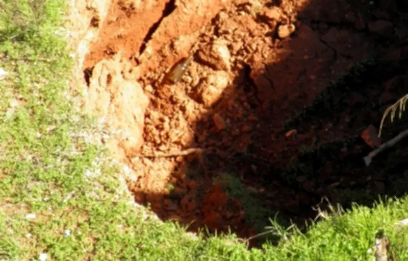 Un gouffre géant s'ouvre dans un jardin en Savoie, révélant d'anciennes carrières