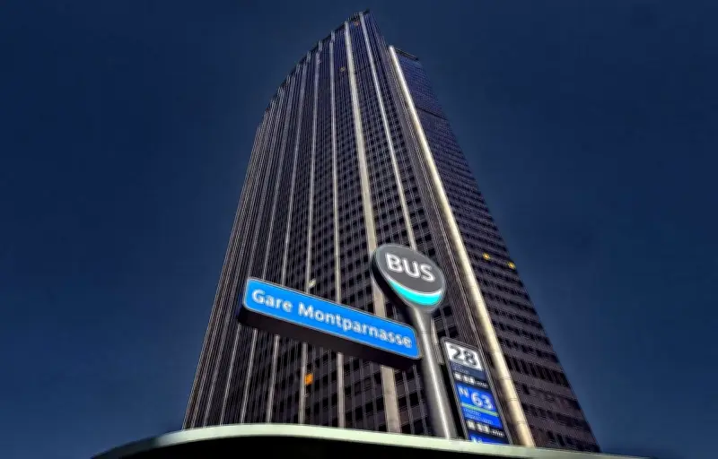 Un grimpeur escalade la tour Montparnasse à mains nues et sans sécurité