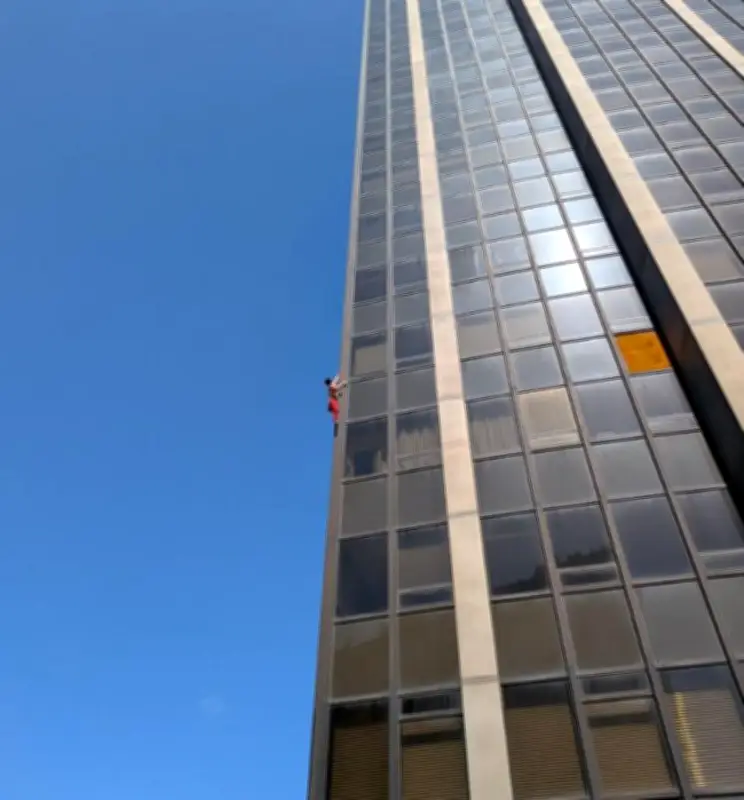Un homme interpellé après avoir escaladé la tour Montparnasse à mains nues