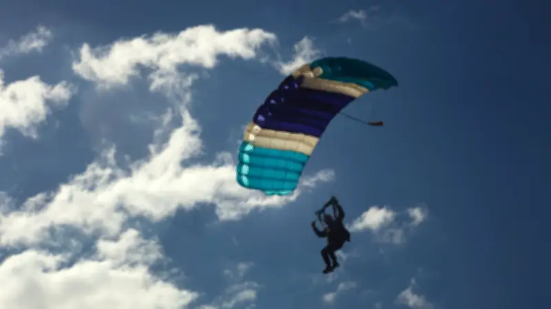 Un jeune parachutiste meurt lors d'un saut à Frétoy-le-Château