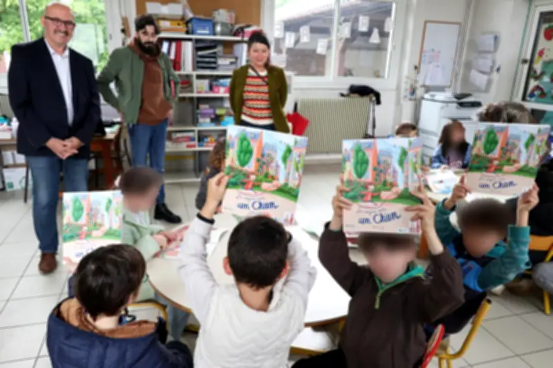 Un livre offert aux écoliers du RPI Le Frèche-Saint-Justin