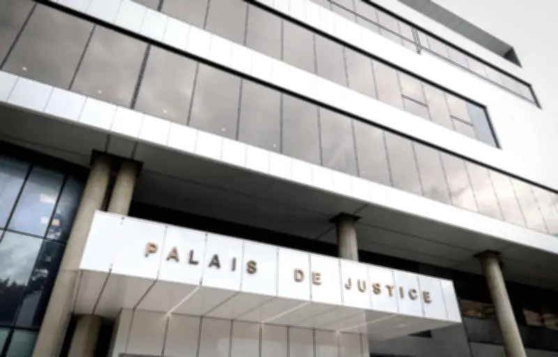 Un ostéopathe jugé pour agressions sexuelles sur deux patientes dont une ado