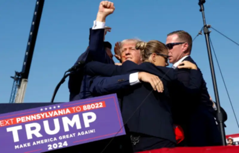 Un pasteur bénit une statue dorée de Trump et se défend d'idolâtrie