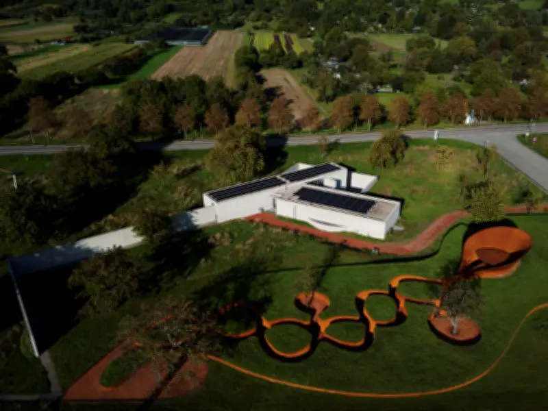 Un sanctuaire de fer et de sérénité signé Balkrishna Doshi chez Vitra