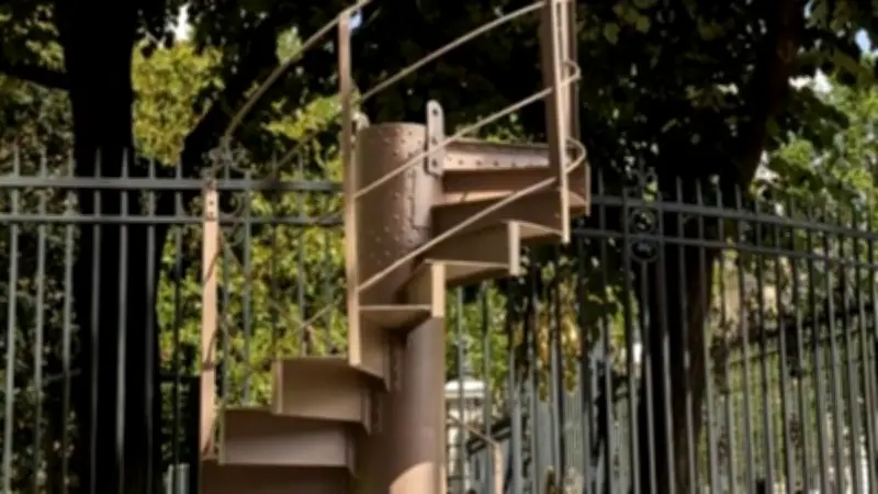 Un tronçon de l'escalier de la tour Eiffel vendu 450 160 euros aux enchères