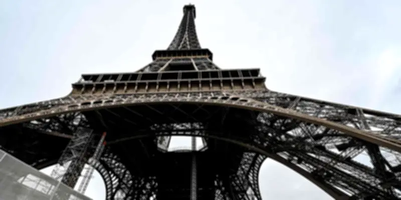 Un tronçon de l'escalier de la Tour Eiffel vendu 450 160 euros