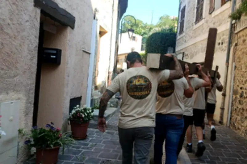 Une croix monumentale de 200 kg érigée à Villeneuve-Loubet par une centaine de personnes