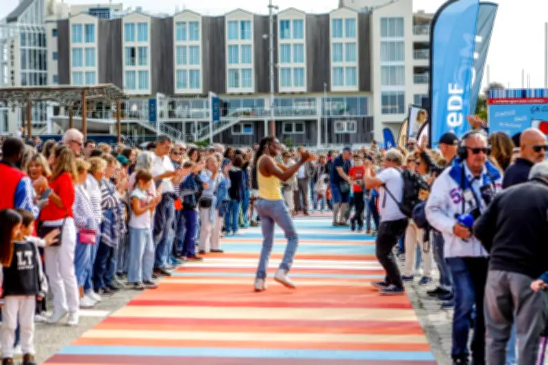 Une fresse climatique géante en tissu recyclé à La Rochelle