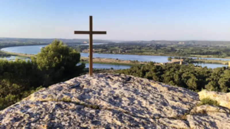 Une nouvelle croix réapparaît mystérieusement au-dessus du Rhône