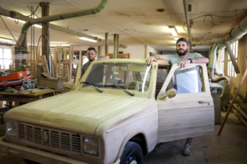 Une Renault 6 TL en bois de chêne sculptée par un ébéniste landais