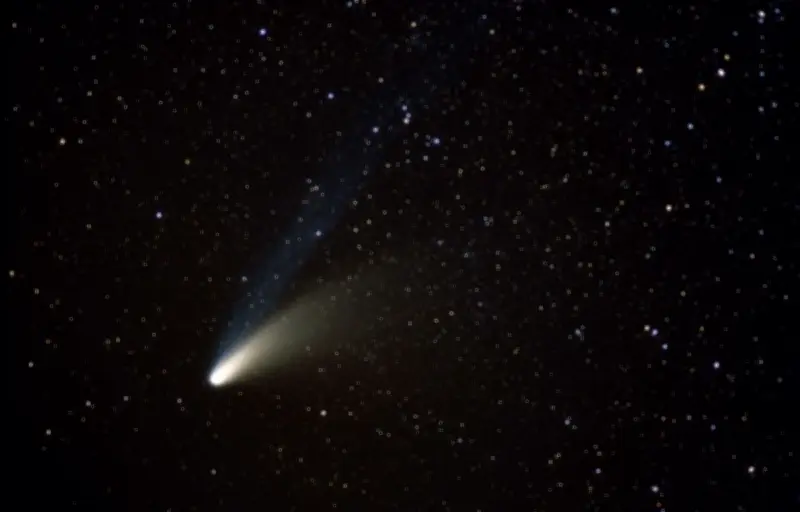 Une traînée lumineuse dans le ciel identifiée : des satellites Starlink