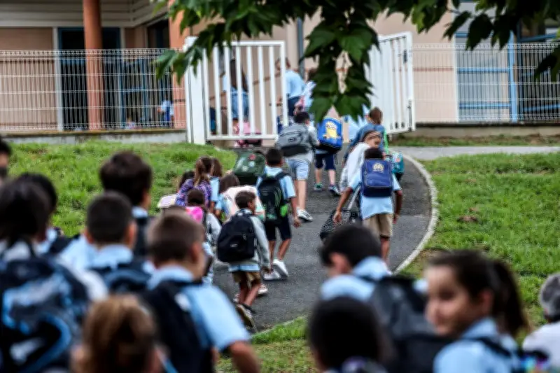 Uniforme scolaire : des résultats contrastés, le gouvernement temporise