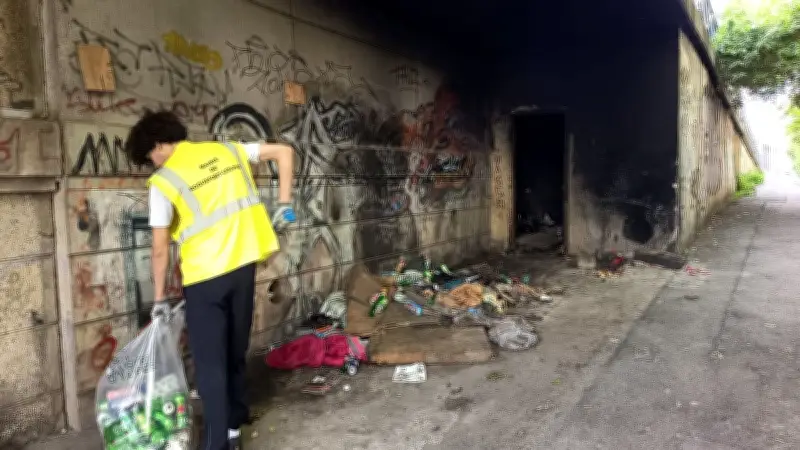 Val-de-Marne : des jeunes nettoient les berges pour financer leur permis