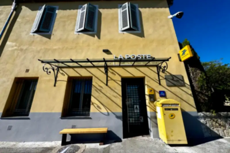Valbonne : La Poste rénovée, pétition à Garbejaïre