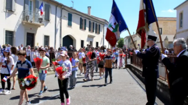 Vauvert : écoliers et collégiens fleurissent le monument aux morts
