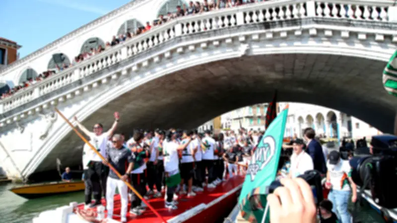 Venise : le Venezia FC célèbre sa montée en Serie A sur des gondoles