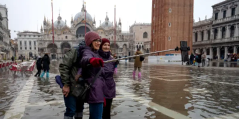 Venise menacée par marées et tourisme de masse, alerte Scurati