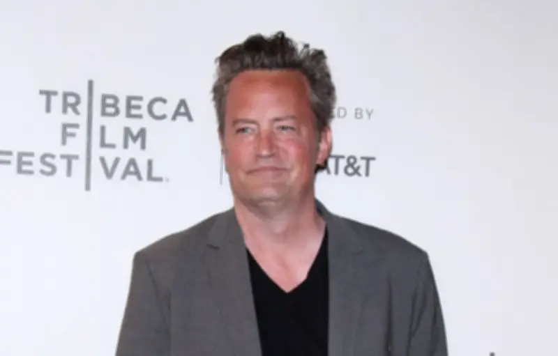 Vente aux enchères des souvenirs de Matthew Perry pour une cause