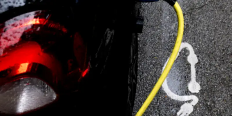 Ventes de voitures électriques en hausse de 48% en France malgré un marché en baisse