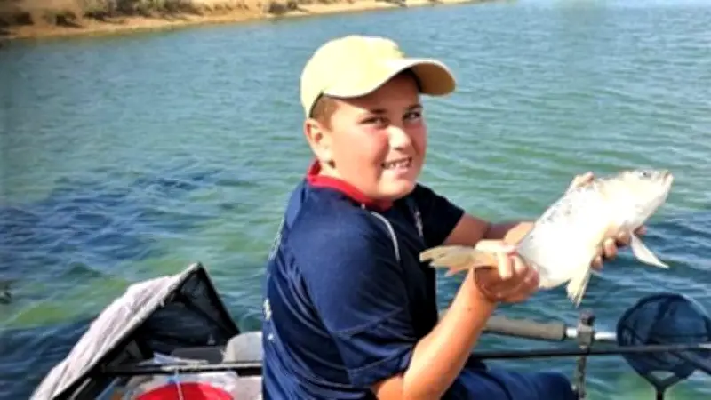 Vide-greniers solidaire à Montblanc pour soutenir Fishing therapy et le jeune Tiago
