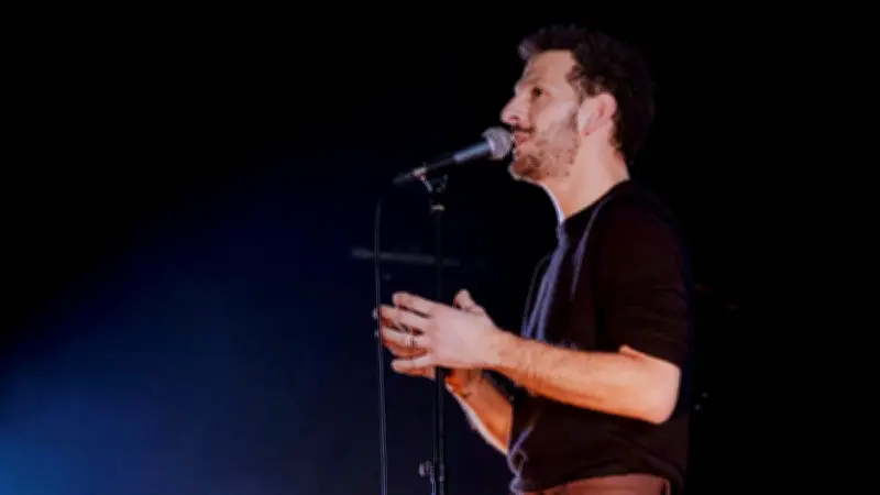 Vincent Dedienne : un spectacle musical qui enchante entre humour et chanson