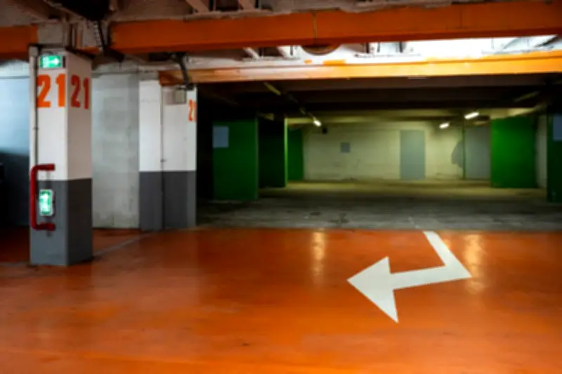 Vingt voitures de luxe volées dans un parking parisien