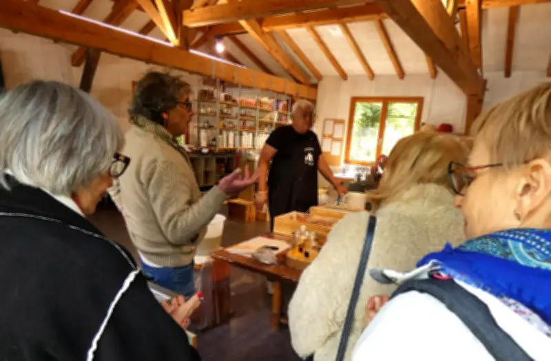 Visite d'une savonnerie à Bourgnac pour les malades d'Alzheimer