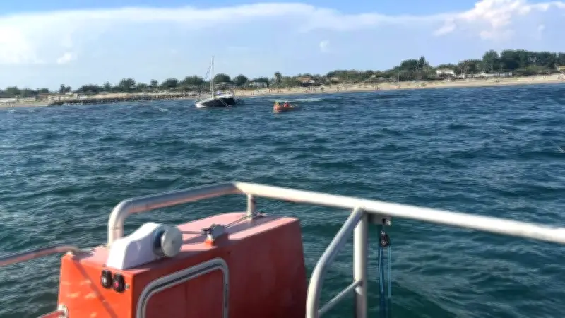 Voilier échoué au Grau d'Agde : deux personnes secourues par la SNSM