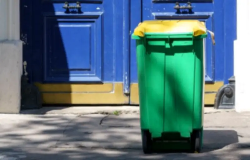 Voisin fouille les poubelles : une jeune propriétaire se sent espionnée