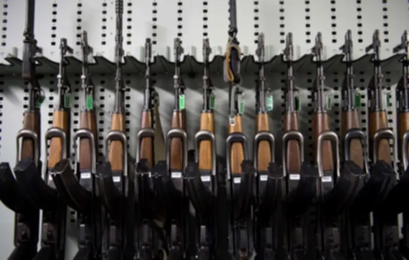 Vol d'armes en Corse : 14 pistolets, AK-47 et 4.000 euros dérobés