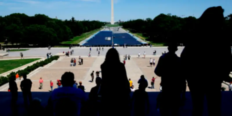 Washington : la Reflecting Pool repeinte sur ordre de Trump