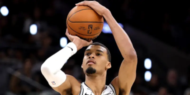 Wembanyama et les Spurs égalisent face au Thunder en NBA