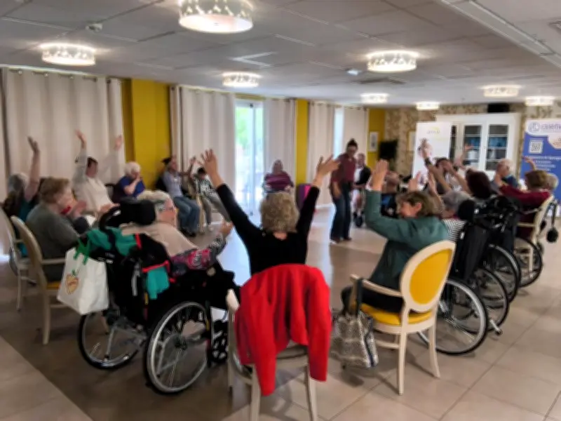Yoga du rire : 40 seniors et familles réunis aux Jardins du marais