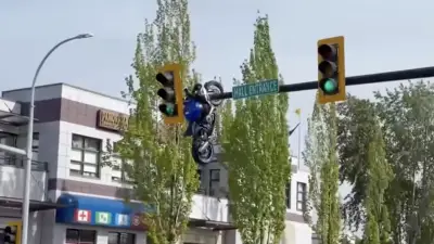 Accident spectaculaire au Canada : une moto projetée sur un feu rouge