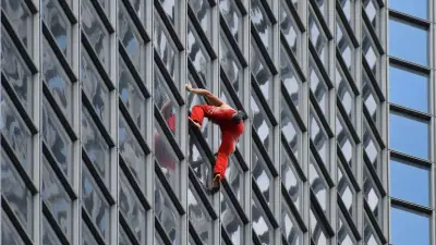 Alexis Landot escalade la tour Montparnasse à mains nues et est interpellé
