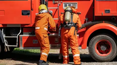 Ardèche : quatre morts dans une chute de voiture de 20 mètres suivie d'un incendie
